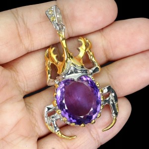 Wisiorek naturalny 18ct ametyst szafiry żuk